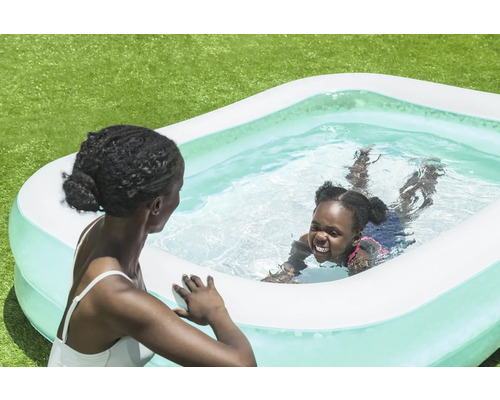 Mutter und Kind im aufblasbaren Pool im Garten