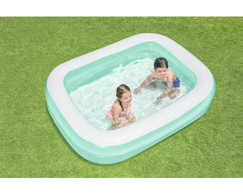 Aufblasbarer Pool mit spielenden Kindern im Garten.