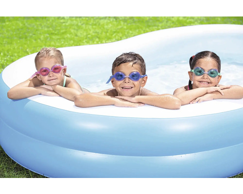 Drei Kinder mit Schwimmbrillen entspannen sich in einem aufblasbaren Pool im Garten.
