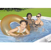 Szene mit drei Personen im Swimmingpool, darunter ein Kind mit einem Schwimmreifen