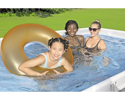 Szene mit drei Personen im Swimmingpool, darunter ein Kind mit einem Schwimmreifen