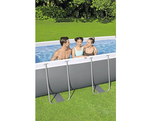 Familie im Frame-Pool auf einer Rasenfläche