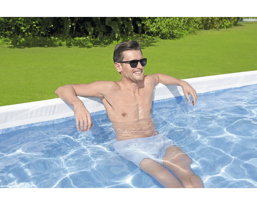 Mann entspannt sich im Pool im Garten