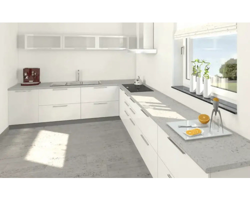 Helle Küche mit weißen Schränken und Arbeitsplatten