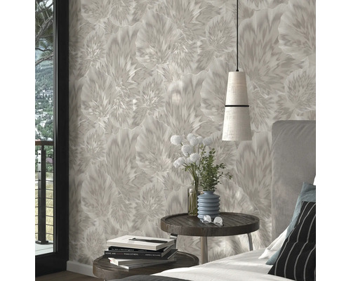 Innenraum mit floral gemusterter Tapete, Nachttisch und Lampe