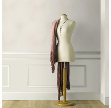 Schneiderpuppe mit Schal und Kette im Interieur