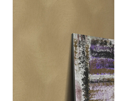 Wand mit geprägter Oberfläche und abstraktem Gemälde