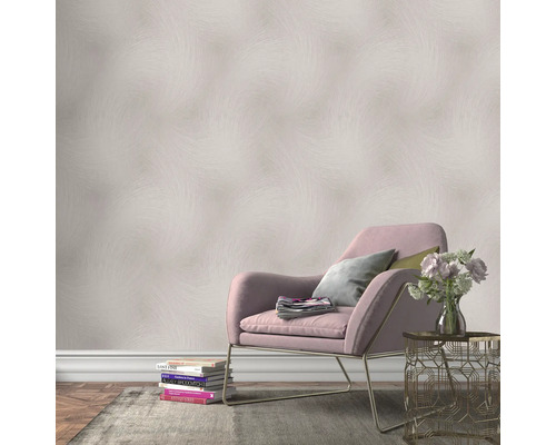 Szene mit gemusterter Tapete, Sessel, Tisch und Dekoration für Innenräume.