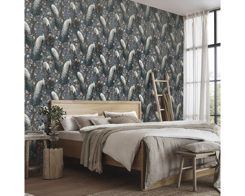 Schlafzimmer mit Bett und Wandtapete mit Pfauenmuster