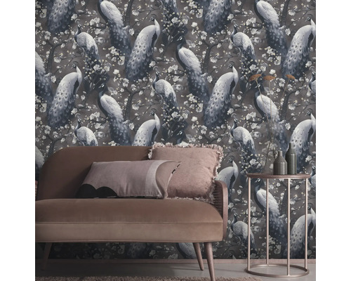 Dekorativer Wohnraum mit Pfauenmuster Tapete, Sofa und Beistelltisch.