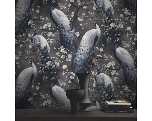 Tapete mit Pfauenmuster und Blütenmotiven