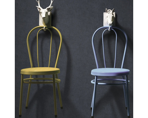 Zwei Stühle mit Tierkopf-Wandhaken dekoriert.