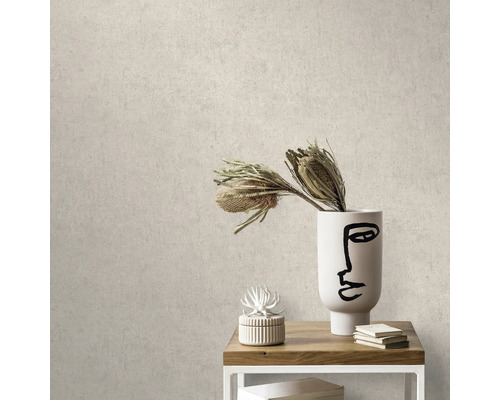 Nahaufnahme einer beigen Betontapete im Innenraum mit Tisch, Dekoration und Vase.