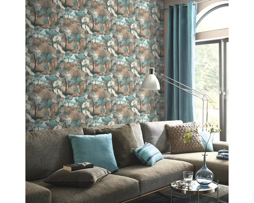 Wohnzimmer mit gemusterter Tapete, Sofa und Dekoration