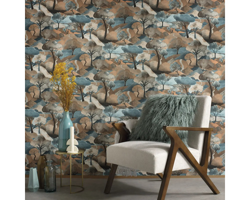 Szene mit einer Tapete mit einem Waldmotiv, einem Stuhl mit Kissen, einem Beistelltisch und Vasen.