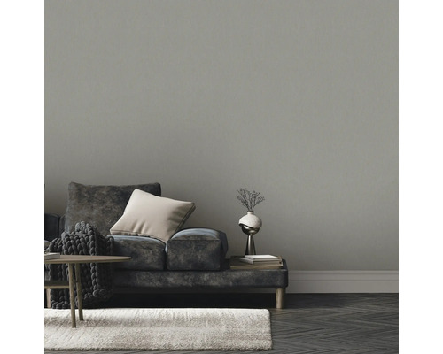 Wohnzimmer mit Sofa, Kissen, Tisch und Teppich