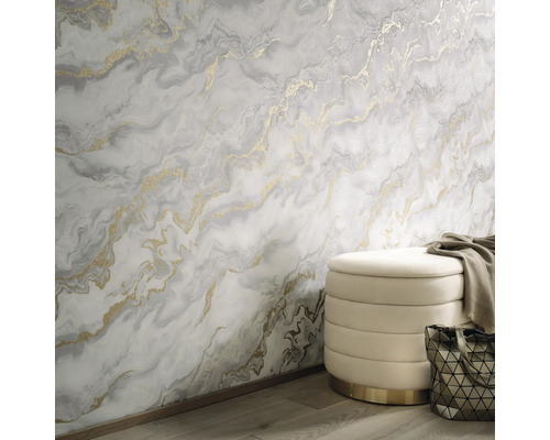 Dekoratives Zimmer mit Marmortapete, Sitzhocker und Handtasche