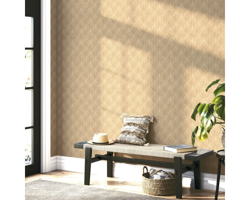 Wandgestaltung mit gemusterter Tapete, Bank und dekorativen Elementen für ein stilvolles Raumambiente.