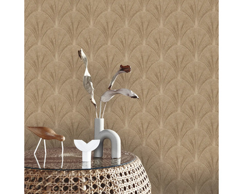 Innenaufnahme eines Raumes mit einer Wand, die mit einer Tapete mit Fächerdesign bedeckt ist, sowie eines Tisches mit dekorativen Objekten.