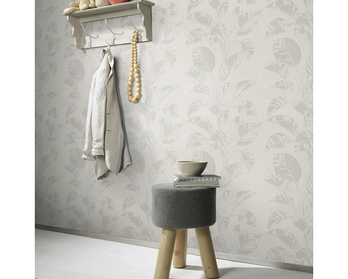 Dekoratives Interieur mit Blattmuster Tapete, Hocker, Regal und Jacke für einen gemütlichen Raum