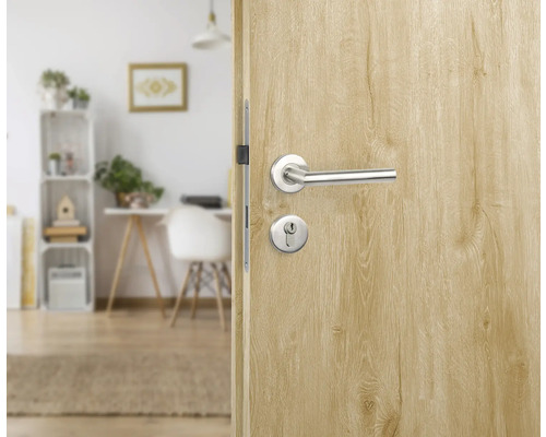 Holztür mit Metallgriff in geöffneter Position