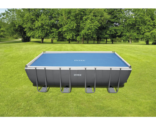 Rechteckiger Pool mit Abdeckung von Intex im Garten.
