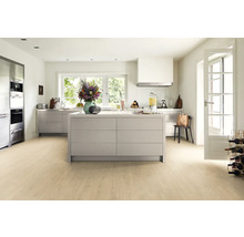 Heller Küchenraum mit Kücheninsel und hellem Holzboden.