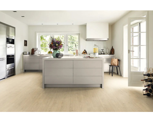 Heller Küchenraum mit Kücheninsel und hellem Holzboden.