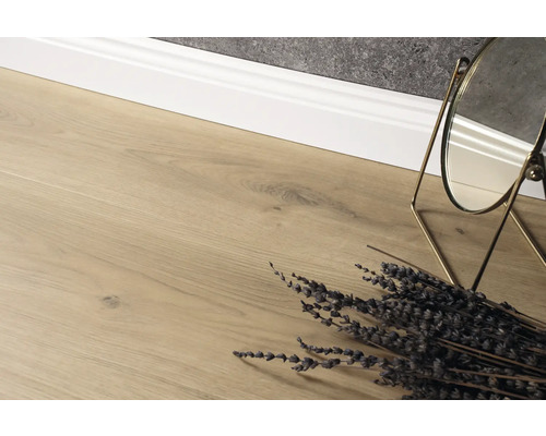 Heller Holzfußboden mit Spiegel und Lavendelstrauß