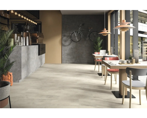 Innenraum eines Cafés mit Tischen, Stühlen und einer Theke