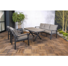 Gartenmöbelset mit Tisch, Bank und Stühlen auf Holzfliesen