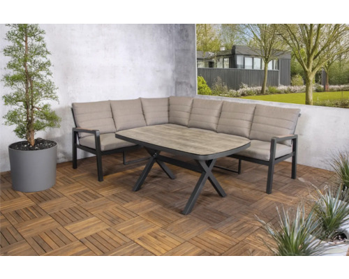 Gartensitzgruppe mit Ecksofa und Tisch auf Holzfliesen