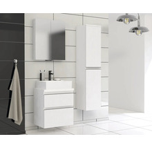 Badezimmer mit Waschbeckenunterschrank, Spiegelschrank und Hochschrank