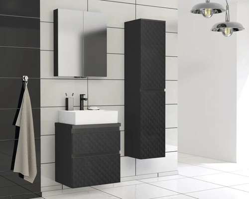 Modernes Badezimmer mit Waschtischunterschrank, Spiegelschrank und Hochschrank.