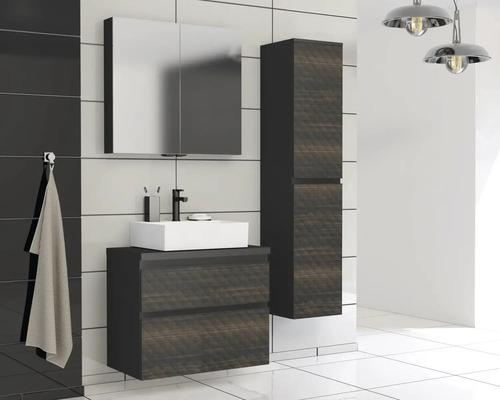 Modernes Badezimmer mit Waschtisch, Spiegelschrank und Hochschrank für Badezimmerausstattung und Accessoires.