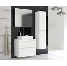 Modernes Badezimmer mit Waschtisch, Spiegelschrank und Hochschrank