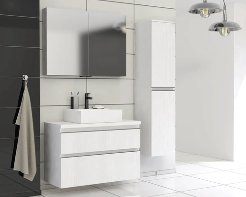 Modernes Badezimmer mit Waschtisch, Spiegelschrank und Hochschrank