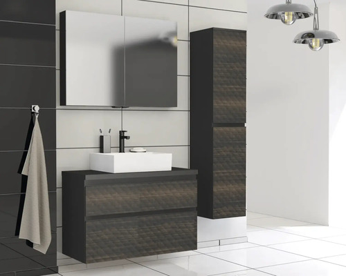 Modernes Badezimmer mit Waschtisch, Spiegelschrank und Hochschrank für ein stilvolles Ambiente