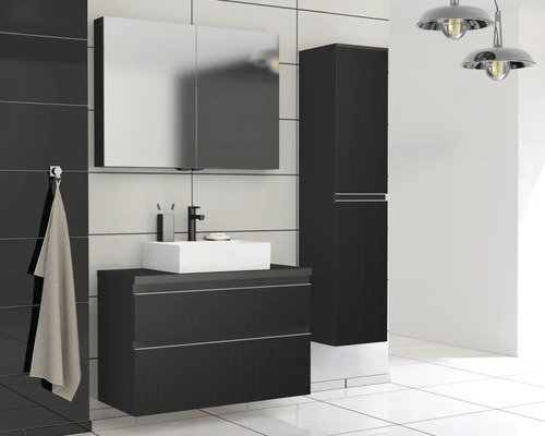 Modernes Badezimmer mit Waschbeckenunterschrank, Spiegelschrank und Hochschrank