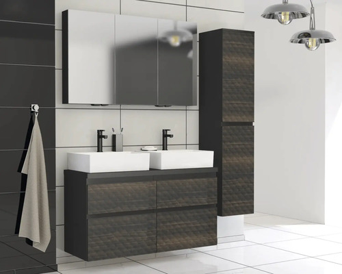 Badezimmer mit Waschtischunterschrank, Spiegelschrank und Hochschrank