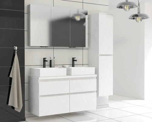 Badezimmer mit Doppelwaschtisch, Spiegelschrank und Hochschrank in weißem Design