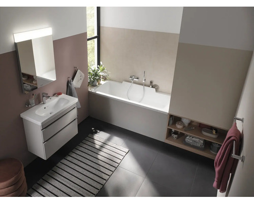 Badezimmer mit Badewanne, Waschtisch und Spiegel