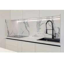 Moderne Küche mit Marmorwand, Spüle und Kochfeld