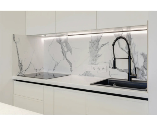 Moderne Küche mit weißen Schränken, Marmorrückwand und schwarzem Spülbecken