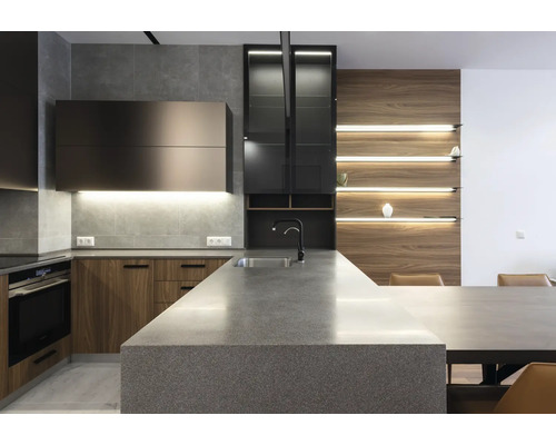 Moderne Küche mit Küchenschränken, Arbeitsplatten und eingebauten Geräten.