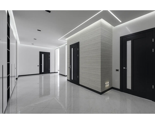 Eingangsbereich mit Türen, Beleuchtung und Fliesenboden