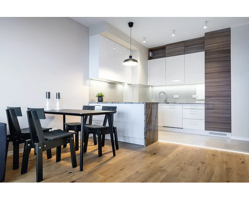 Helle Küche mit Esstisch und Stühlen