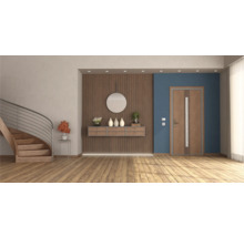 Heller Eingangsbereich mit Holztreppe, Spiegel, Holztäfelung und Tür.