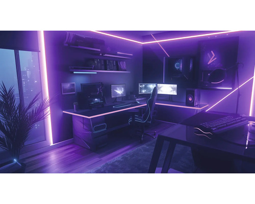 Gamingzimmer mit mehreren Bildschirmen, Computern und LED Beleuchtung.