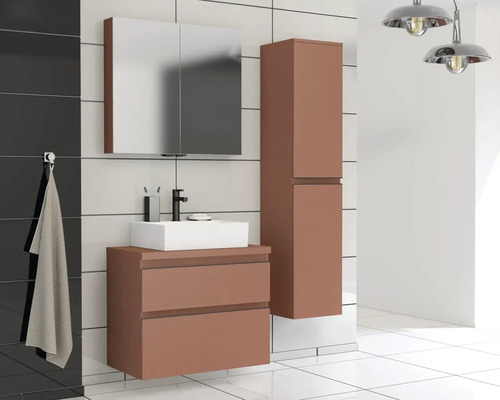 Badezimmer mit Waschtischunterschrank, Spiegelschrank und Hochschrank